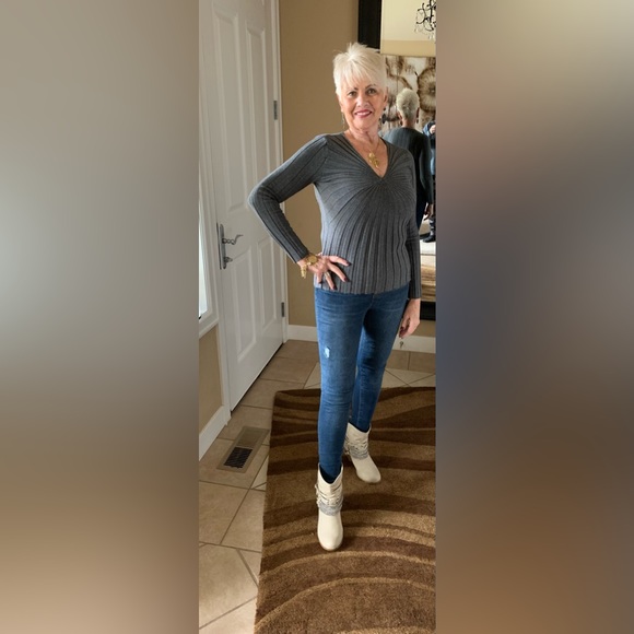 LN INC RIBBED PULL OVER SWEATER. LT-WT. SO CUTE I PURCHASED IN 3 COLORS. - Picture 4 of 8